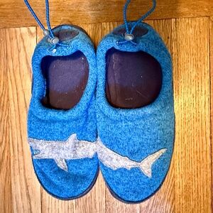 LL Bean shark youth slippers sz 3/4 (adjustable)